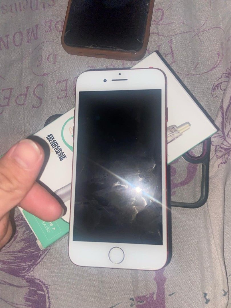 Iphone 7 Defective (Category: iPhone 7 Series) located in Manila. Submitted by uriekei (Listing ID 1353357429, Image 2). Description: RFS: Tambak at hindi na nagagamit. Means, 'di na bumubukas iyong phone unless palitan ng battery (not sure if yun lang sira). Issue: battery at home button, bukod diyan, baka meron pa na hindi namin alam. Can lower the price to 1k if sure buyer..