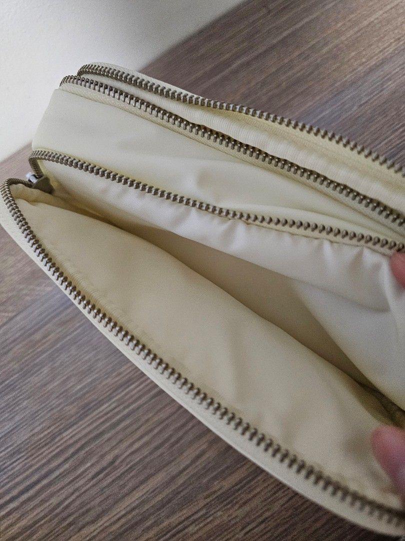 Lululemon mini camera bag (Category: Camera Bags & Carriers) located in Quezon City. Submitted by pjk2135 (Listing ID 1353374394, Image 3). Description: -only used once (good as new) -authentic -light and portable Mop : gcash You can pick up at our location or book with LBC, Grab, or lalamove on your account.