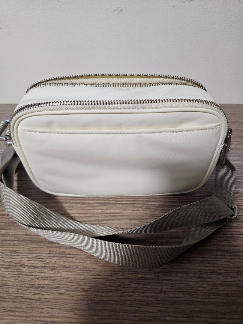 Lululemon mini camera bag (Category: Camera Bags & Carriers) located in Quezon City. Submitted by pjk2135 (Listing ID 1353374394, Image 2). Description: -only used once (good as new) -authentic -light and portable Mop : gcash You can pick up at our location or book with LBC, Grab, or lalamove on your account.