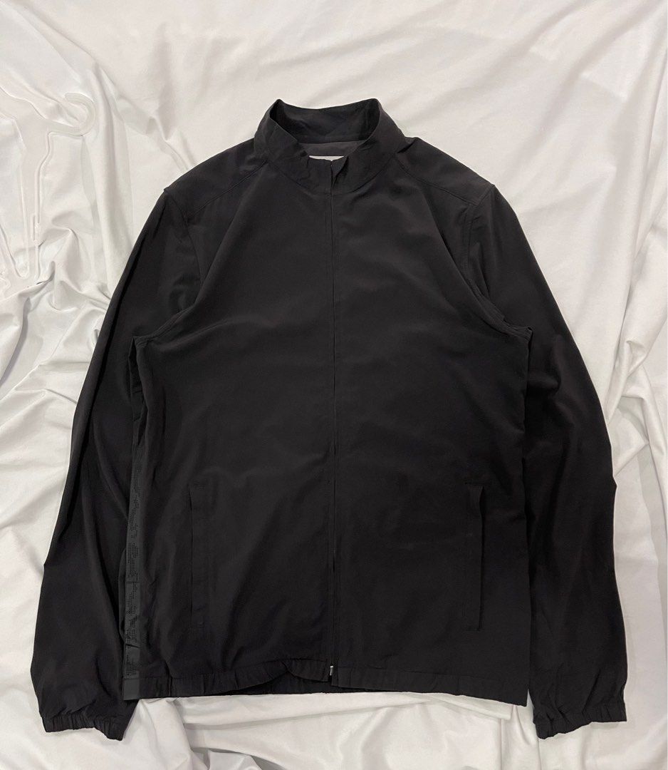 Lululemon Reversible Black Pace Jacket (Category: Activewear) located in Davao. Submitted by angkoljograt (Listing ID 1353327134, Image 1). Description: Issue on last 3pics (Zip still working) Medium.
