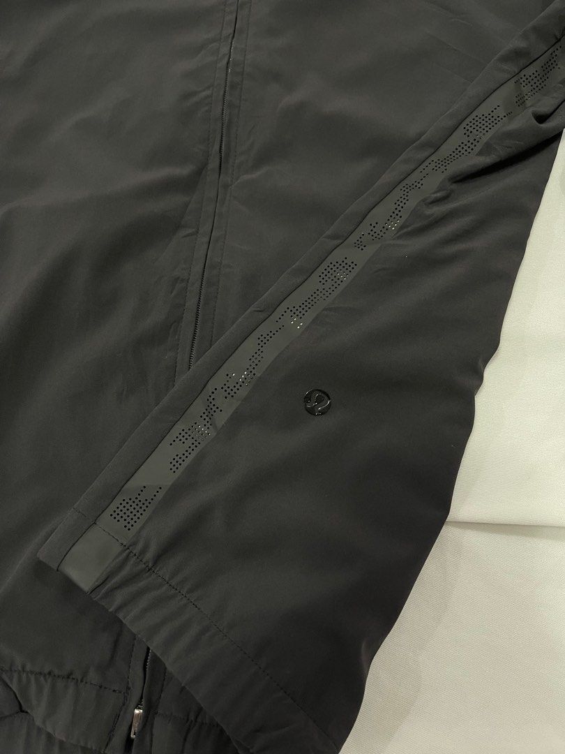 Lululemon Reversible Black Pace Jacket (Category: Activewear) located in Davao. Submitted by angkoljograt (Listing ID 1353327134, Image 3). Description: Issue on last 3pics (Zip still working) Medium.