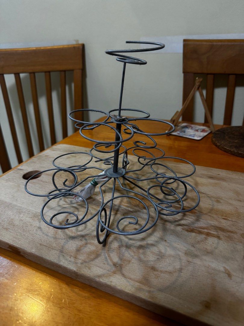 Metal cupcake stand