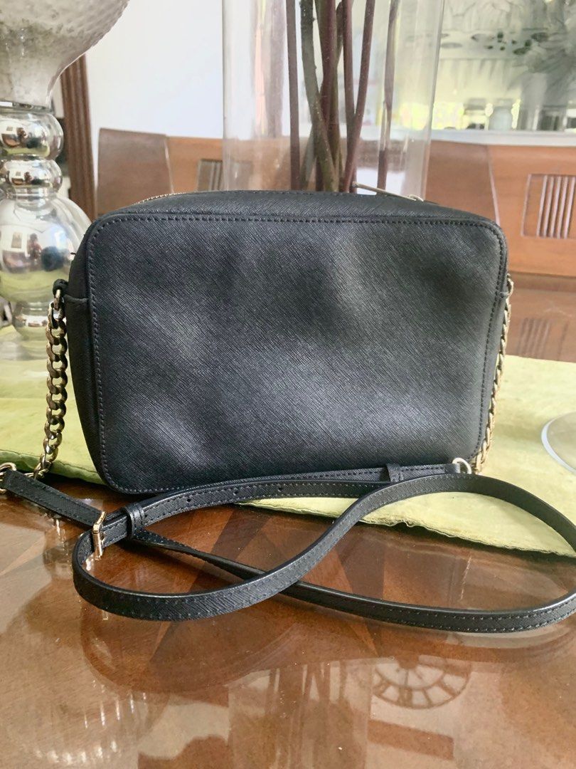 Mk Authentic Jet Set - M (Category: Cross-body Bags) located in Guagua. Submitted by rizza4 (Listing ID 1353374388, Image 2). Description: • Autehtic medium size Black • tarnished some of the hardware • sign of usage but NO cracking • still all the body intact rubber lining .