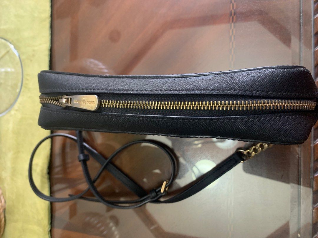 Mk Authentic Jet Set - M (Category: Cross-body Bags) located in Guagua. Submitted by rizza4 (Listing ID 1353374388, Image 3). Description: • Autehtic medium size Black • tarnished some of the hardware • sign of usage but NO cracking • still all the body intact rubber lining .