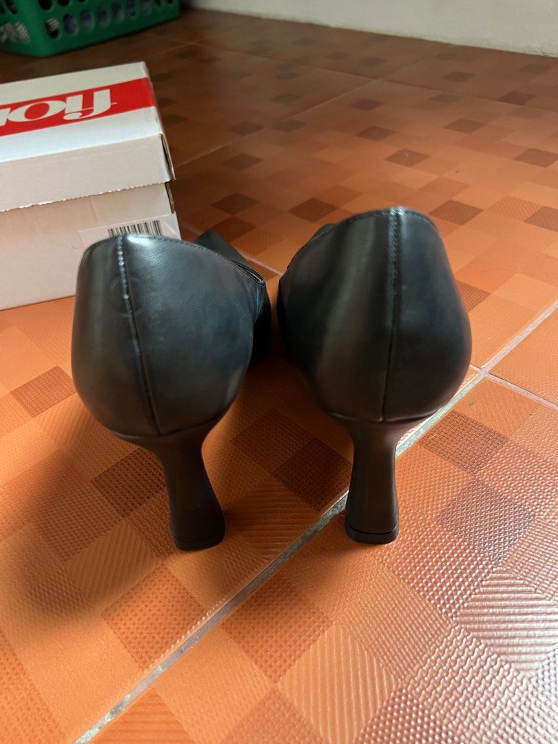 Payless Fioni Crawford Heels (Category: Heels) located in Paranaque City. Submitted by makeup_kxko (Listing ID 1353390529, Image 3). Description: BRAND NEW! Fioni Black Heels/Shoes - Black heels for office or school - Insoles have foam - Best fit is size 38 or 24 inches Bought at Payless SM Manila. Original Price: ₱1,650.00 RFS: Change of mind.. Not my style. Can do meet up (Manila area) or delivery. Leave a message if interested..