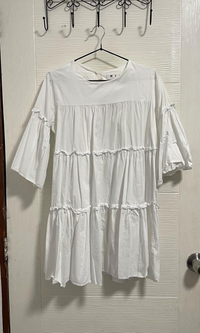 Pre loved (Category: Dresses) located in Valenzuela. Submitted by declutter028 (Listing ID 1353381719, Image 1). Description: .