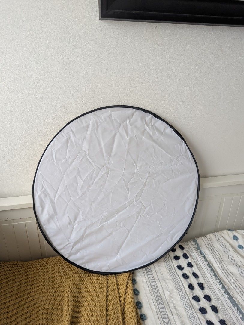Travel Diffuser (Category: Lighting & Studio Equipment) located in Singapore. Submitted by chhchavez (Listing ID 1353369081, Image 2). Description: At about 24 inches in diameter and with white, black, silver, gold, and diffusion options this diffuser/reflector combo is great for traveling and run-and-gun shooting.