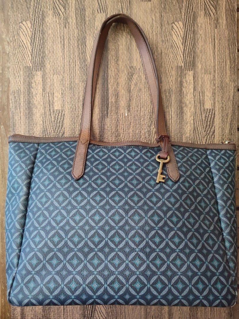 Vintage FOSSIL Structured Tote (Category: Luxury Bags & Wallets) located in San Pedro. Submitted by thesimplesatchelph (Listing ID 1353405617, Image 1). Description: Vintage FOSSIL Structured Tote Bag Navy Blue and brown leather Brass key hangtag/ charm included Spacious interior H- 10.5 / Top W - 16. Bottom W - 13 /D - 7 in Fading on upper part of canvas interior FOSSIL Sydney For only 1,300 MOP: GCash SF c/o buyer #prelovedbags #prelovedbagsph.