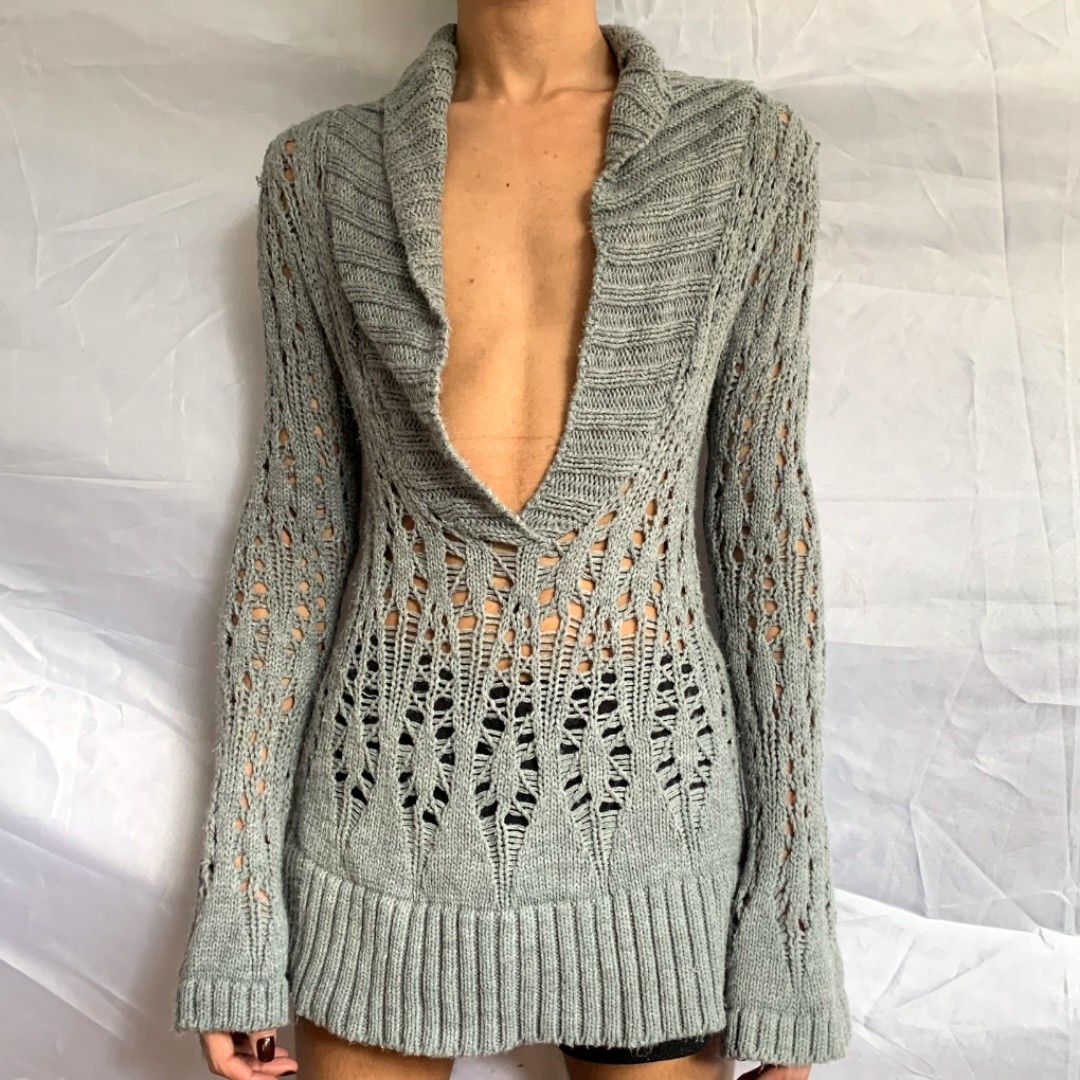 Vintage Y2k Gray Knitted Longsleeves (Category: Longsleeves) located in Imus. Submitted by cig4rettethrift (Listing ID 1353313057, Image 1). Description: Needs Wash Length: 29 Inches Width (pit to pit): 14 Inches.