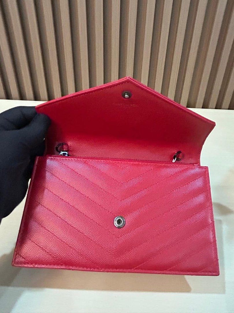 YSL WOC small (Category: Luxury Bags & Wallets) located in Santa Ana. Submitted by astonandariana (Listing ID 1353214167, Image 2). Description: .