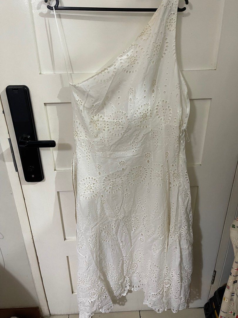 ZARA Eyelet dress (Category: Dresses) located in Mandaluyong City. Submitted by maxfilter (Listing ID 1353327961, Image 1). Description: Damaged zipper.