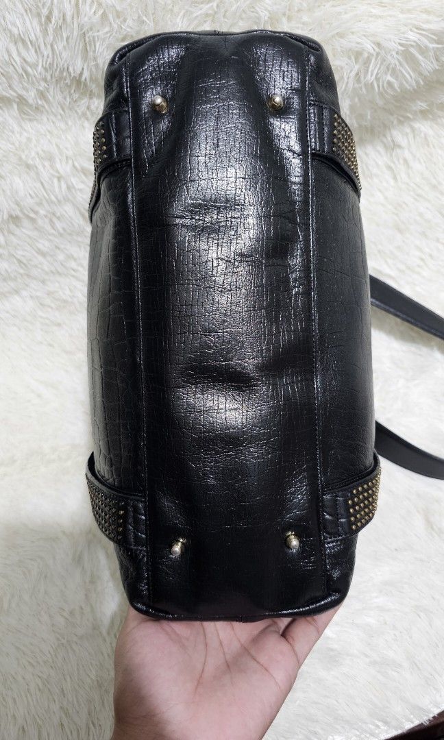 AUTHENTIC METRO CITY TOTE (Category: Luxury Bags & Wallets) located in Bulacan. Submitted by misyeljane (Listing ID 1353542968, Image 3). Description: AUTHENTIC METRO CITY TOTE 8/10 LARGE SIZE DETACHABLE INNER GENUINE LEATHER (MAY BIGAT) MINIMAL FLAWS (SEE PHOTOS) SIGN OF USE SA HARWARE NO SLING.