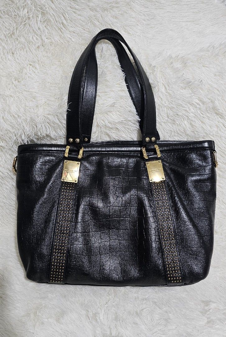 AUTHENTIC METRO CITY TOTE (Category: Luxury Bags & Wallets) located in Bulacan. Submitted by misyeljane (Listing ID 1353542968, Image 2). Description: AUTHENTIC METRO CITY TOTE 8/10 LARGE SIZE DETACHABLE INNER GENUINE LEATHER (MAY BIGAT) MINIMAL FLAWS (SEE PHOTOS) SIGN OF USE SA HARWARE NO SLING.