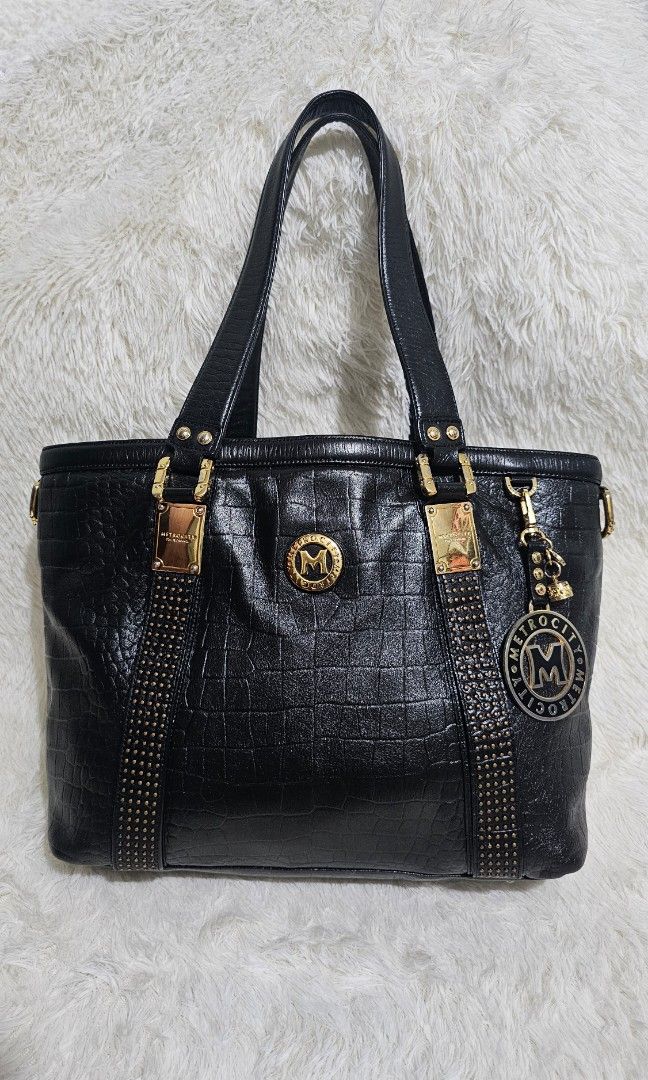 AUTHENTIC METRO CITY TOTE (Category: Luxury Bags & Wallets) located in Bulacan. Submitted by misyeljane (Listing ID 1353542968, Image 1). Description: AUTHENTIC METRO CITY TOTE 8/10 LARGE SIZE DETACHABLE INNER GENUINE LEATHER (MAY BIGAT) MINIMAL FLAWS (SEE PHOTOS) SIGN OF USE SA HARWARE NO SLING.