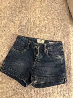 (Category: ) located in . Submitted by brandyclothes (Listing ID 1353536962, Image 1). Description: .