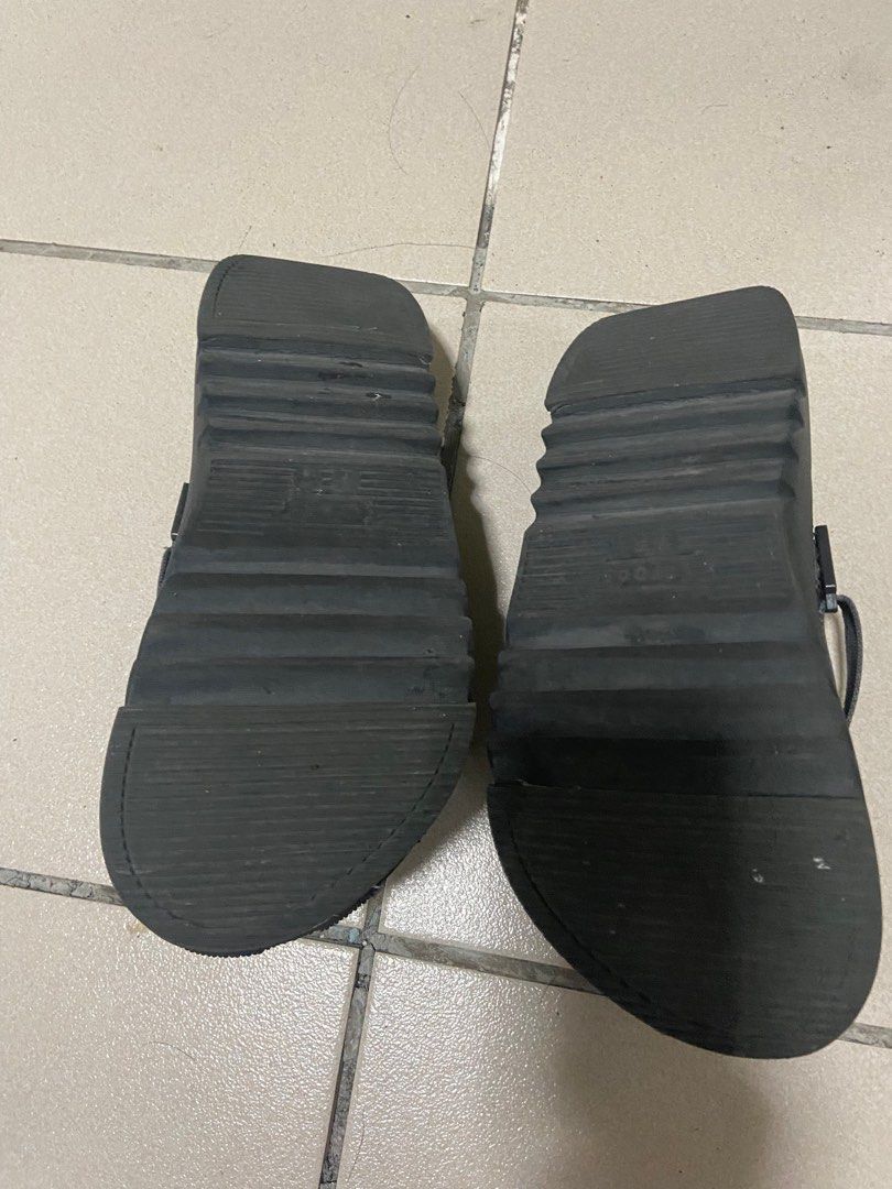 crocs hikers 2 clogs black 7 MEN (Category: Sneakers) located in Paranaque City. Submitted by junggwon (Listing ID 1353581362, Image 3). Description: -no issue no damage -well used - ORIGINAL bought it at hong kong .