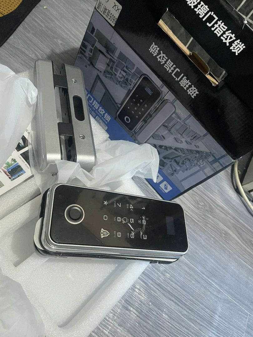 Finger print glass door lock (Category: Locks, Doors & Gates) located in Manila. Submitted by nashkim95 (Listing ID 1353427645, Image 2). Description: negotiable.