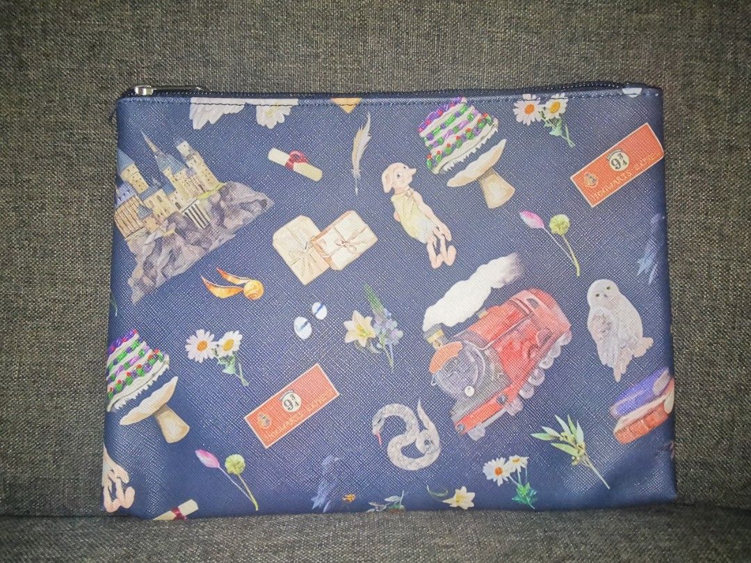 Harry Potter Wizarding World Pouch Organizer (Category: Accessory Holder, Box & Organizers) located in Pasig City. Submitted by puggable (Listing ID 1353579691, Image 1). Description: Harry Potter Wizarding World Souvenir Pouch / Organizer.