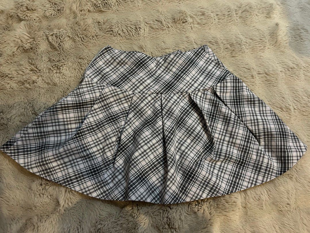 H&M grey plaid mini skirt (Category: Skirts) located in Las Pinas. Submitted by f___th (Listing ID 1353521893, Image 1). Description: Material is thick, doesn’t have any shorts inside ! There’s no stains other than two small dots that aren’t visible unless shined in the light. Originally bought for ₱2000. Shipping will be handled by me if buyer accepts through J&T..