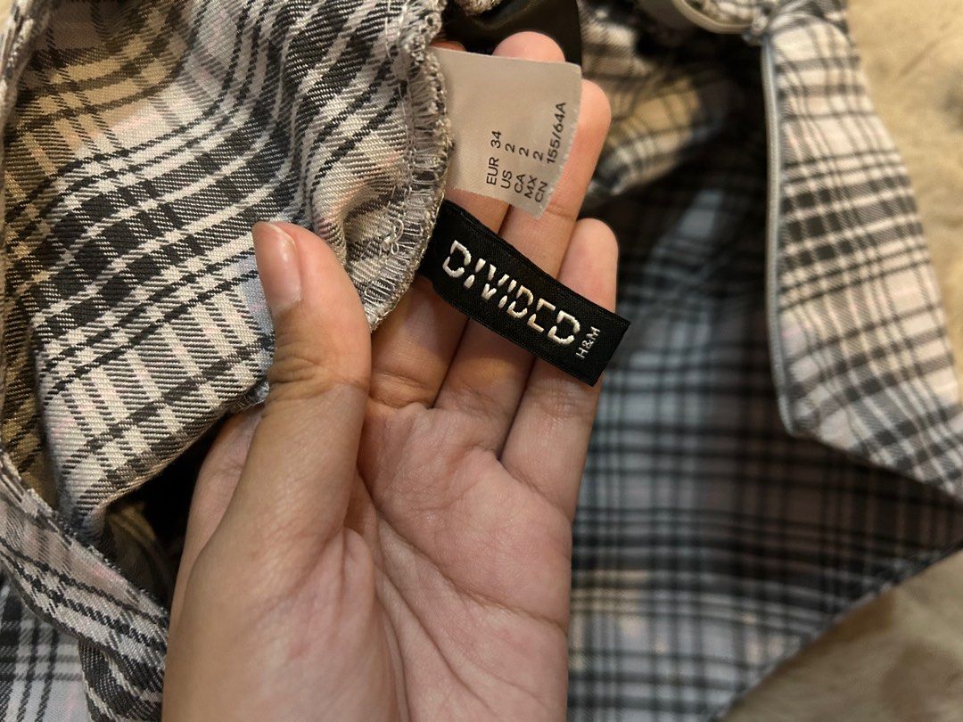 H&M grey plaid mini skirt (Category: Skirts) located in Las Pinas. Submitted by f___th (Listing ID 1353521893, Image 3). Description: Material is thick, doesn’t have any shorts inside ! There’s no stains other than two small dots that aren’t visible unless shined in the light. Originally bought for ₱2000. Shipping will be handled by me if buyer accepts through J&T..