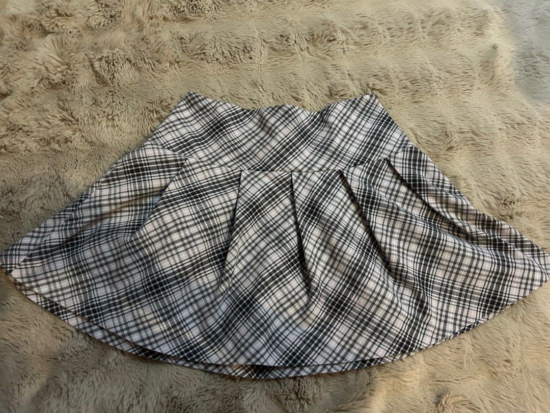 H&M grey plaid mini skirt (Category: Skirts) located in Las Pinas. Submitted by f___th (Listing ID 1353521893, Image 2). Description: Material is thick, doesn’t have any shorts inside ! There’s no stains other than two small dots that aren’t visible unless shined in the light. Originally bought for ₱2000. Shipping will be handled by me if buyer accepts through J&T..