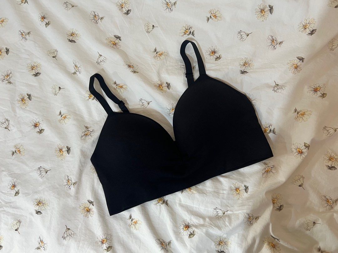 H&M Ribbed Push up bralette (Category: Undergarments & Loungewear) located in Las Pinas. Submitted by kaylisells (Listing ID 1353490575, Image 1). Description: Comfy fabric, but still supportive unlike other bralettes. There’s a garter inside that acts as the bralette’s support. 38C on tag. Sizing runs big. Fits up to 44inch busts, tape measure sizing. No issues. Rfs: too big on me. .