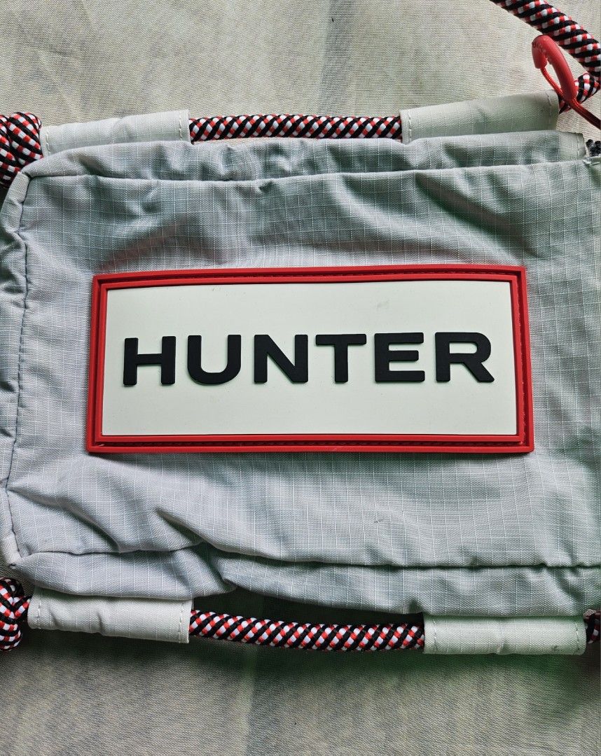Hunter Ripstop Phone Pouch (Category: Cross-body Bags) located in Baguio. Submitted by grumpygranny (Listing ID 1353567680, Image 3). Description: -water resistant -can be worn as a crossbody or in the shoulder -adjustable cord strap measurements: 6.3" X 8.4" ➡️ please purchase with the understanding that this is a USED item. if you are sensitive to this condition, please do not purchase. ➡️ please check my profile, only those who understand are 