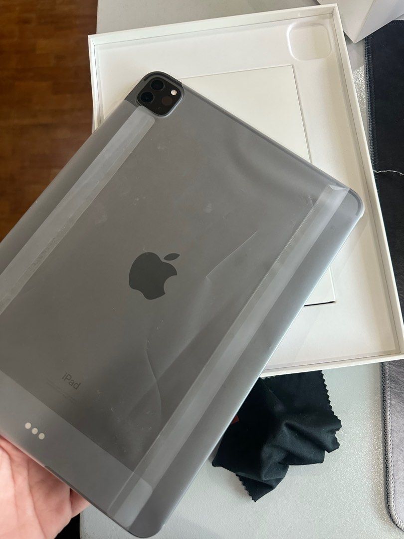 Ipad Pro 11-inch (3rd Gen) wifi Space Gray (Category: iPad) located in Mandaluyong City. Submitted by Begot (Listing ID 1353469104, Image 1). Description: Good as brand new Bought it last year (used less than 5x) No scratches or dents Rfs: Extra.