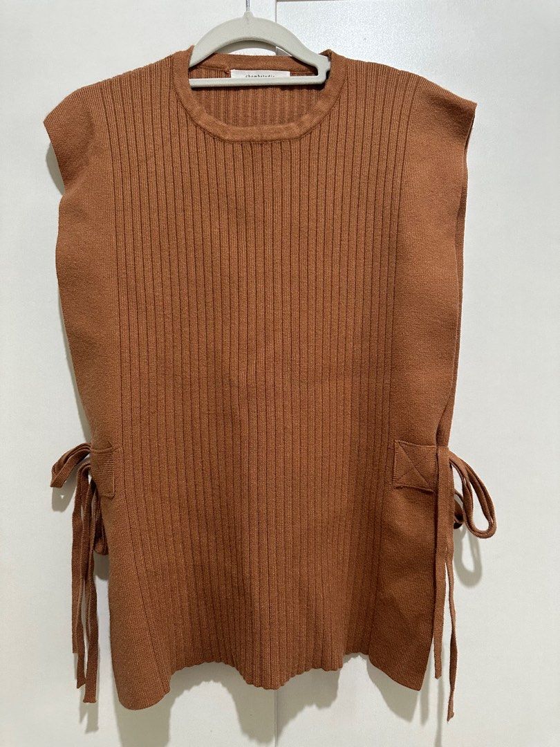 Korean style knit vest (Category: Coats, Jackets and Outerwear) located in Mandaluyong City. Submitted by secondsnlabels (Listing ID 1353447089, Image 1). Description: .