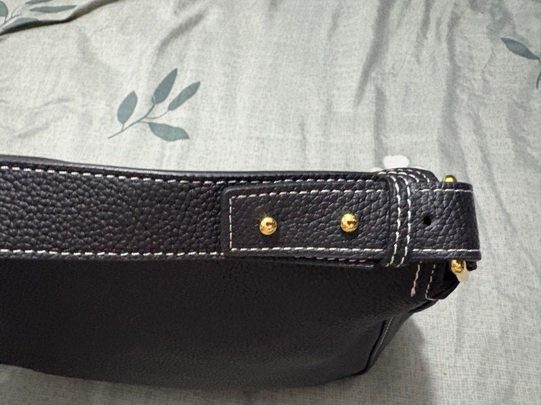 LOEWE INSPIRED BAG (Category: Purses & Pouches) located in Taguig. Submitted by megdeclutter (Listing ID 1353589884, Image 3). Description: RFS: DECLUTTERING ‼️PLEASE DON’T ASK FOR MORE PICTURES THAT IS THE MOST UPDATED PICTURES THE ITEM‼️ TOPGRADE NO FLAWS FIXED PRICE PAYEMNT METHOD: GOTYME ONLY I DON’T USE GCASH OR MAYA .