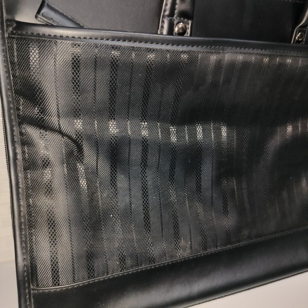 MANHATTAN EXPRESS LAPTOP/DOCUMENT BAG (Category: Laptop Bags & Sleeves) located in Baao. Submitted by all.things.japan (Listing ID 1353585336, Image 2). Description: MANHATTAN EXPRESS LAPTOP/DOCUMENT BAG Color: BLACK P650.00 Add Sf Dimensions: 15.75 (L) x 4.0 x 11.0 inches (H) Location: Baao, Camarines Sur, BICOL ✅ VGC ✅ Like New ✅ Thick fabric inner lining ✅ With Sling ✅ NO flaws ✅ Japan Surplus ✅ Genuine leather ✅ Rare find 🌷MOP: GCash, PNB, L
