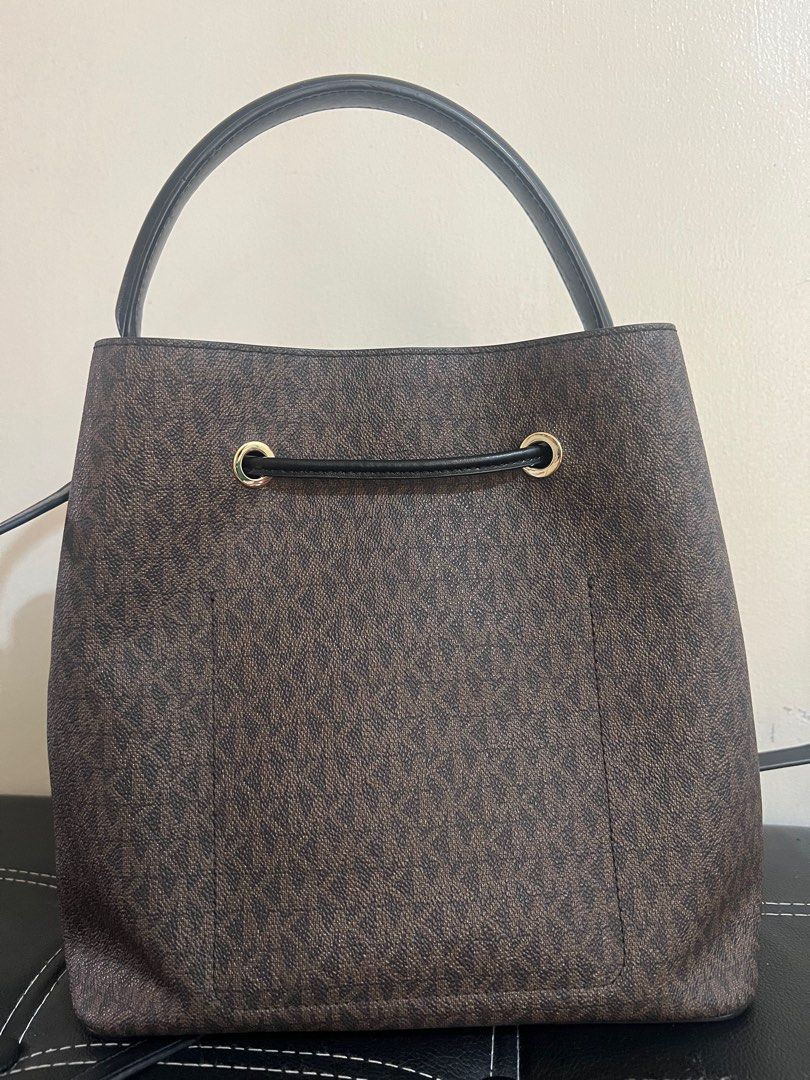 MICHAEL KORS Suri Large Logo Bucket Drawstring Bag (Category: Luxury Bags & Wallets) located in Quezon City. Submitted by zenspreloved2024 (Listing ID 1353446861, Image 2). Description: Super Nice pa po. May flaws lang po as seen in the picture but super nice over all❤️.