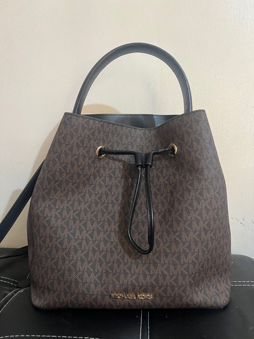 MICHAEL KORS Suri Large Logo Bucket Drawstring Bag (Category: Luxury Bags & Wallets) located in Quezon City. Submitted by zenspreloved2024 (Listing ID 1353446861, Image 1). Description: Super Nice pa po. May flaws lang po as seen in the picture but super nice over all❤️.