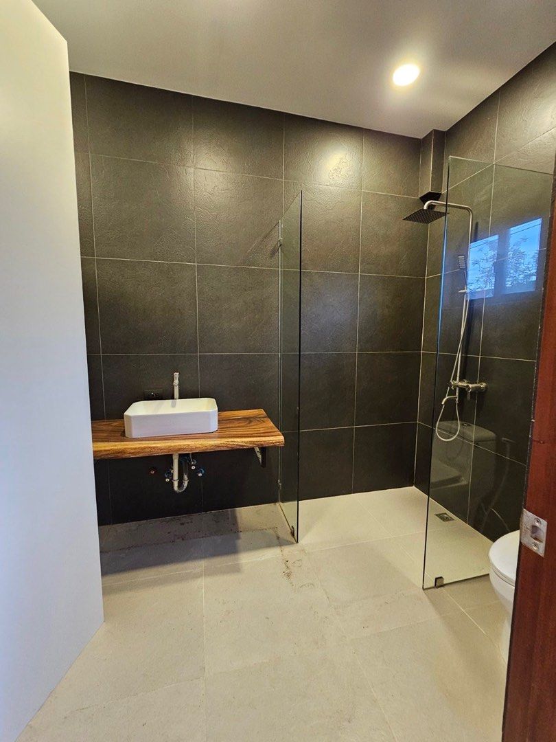 Montevista Townhouse (Category: Townhouse) located in Taguig. Submitted by brokerhanstaneo_09178038728 (Listing ID 1353456825, Image 3). Description: Montevista Townhouse LA 107 sqm, FA 300+, 3 levels GF: spacious living & dining, powder room, maids w/CR, laundry, 1 car garage (street parking allowed) 2F: 2 BR, big family room, 2T&B 3F: huge masters with T&B, big walk in, personal office 21M asking.