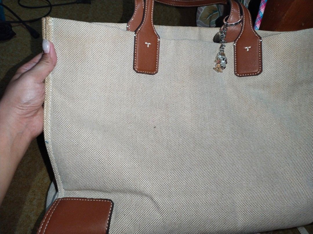 original TORY BURCH ELLA tote bag ! (Category: Luxury Bags & Wallets) located in Iba. Submitted by kbcollection (Listing ID 1310426207, Image 2). Description: unfortunately ang tagal na nastock at ngkaron na ng bakbak at mantsa so insale ko na at lower price. 17 in width . can fit laptop. pwede pa po to magmukang mas magnda pag marunong lng magclean ng bag. all patches are still clean and intact..