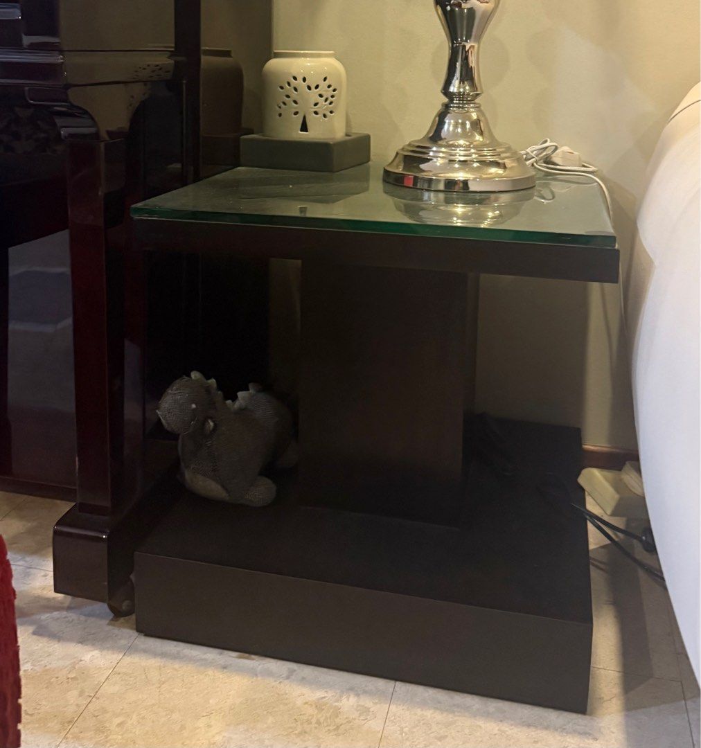 Side Table (Category: Shelves, Cabinets & Racks) located in Singapore. Submitted by audreysaw (Listing ID 1353530126, Image 1). Description: Nice solid side table .