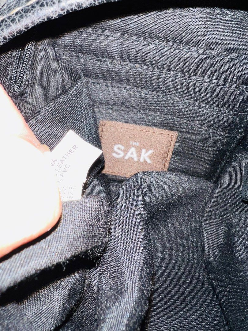 The Sak (Category: Luxury Bags & Wallets) located in Indang. Submitted by lornacmtl (Listing ID 1353439371, Image 3). Description: Original The Sak hobo bag, adjustable strap, pebbled leather, no major flaw hust sign of used. Made in china Payment thru gcash & bank transfer.