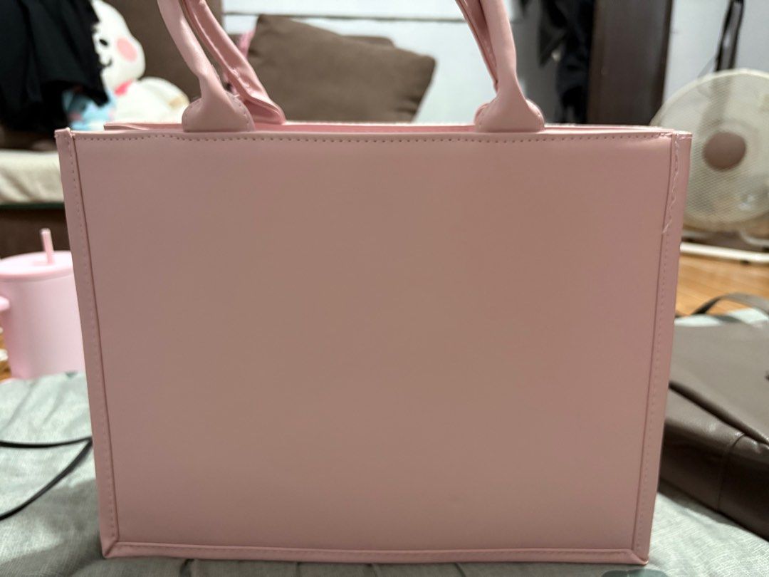 TOTE BAG (Category: Tote Bags) located in Taguig. Submitted by megdeclutter (Listing ID 1353589737, Image 3). Description: RFS: DECLUTTERING ‼️PLEASE DON’T ASK FOR MORE PICTURES THAT IS THE MOST UPDATED PICTURES THE ITEM‼️ TOPGRADE NO FLAWS FIXED PRICE PAYEMNT METHOD: GOTYME ONLY I DON’T USE GCASH OR MAYA .