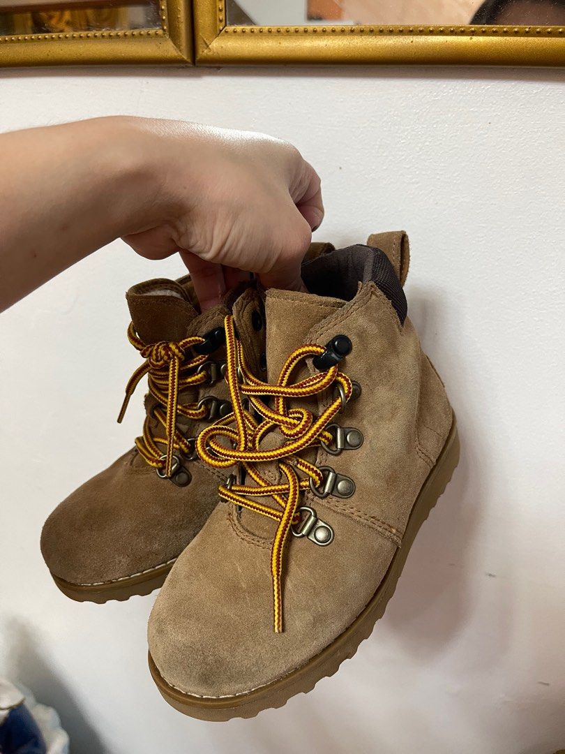 UGG Kids Hilmar CWR (Category: Babies & Kids Fashion) located in Bulacan. Submitted by zeddsimported (Listing ID 1353575609, Image 3). Description: UGG FROM US LIKE NEW CONDITION SIZE: USA 11 , UK 10 , EU 28.5 , JAPAN 17.5 MOP: GCASH ORANGE APP CHECK OUT FOR CHEAP SHIPPING FEES GUARANTEED WELL PACKED .