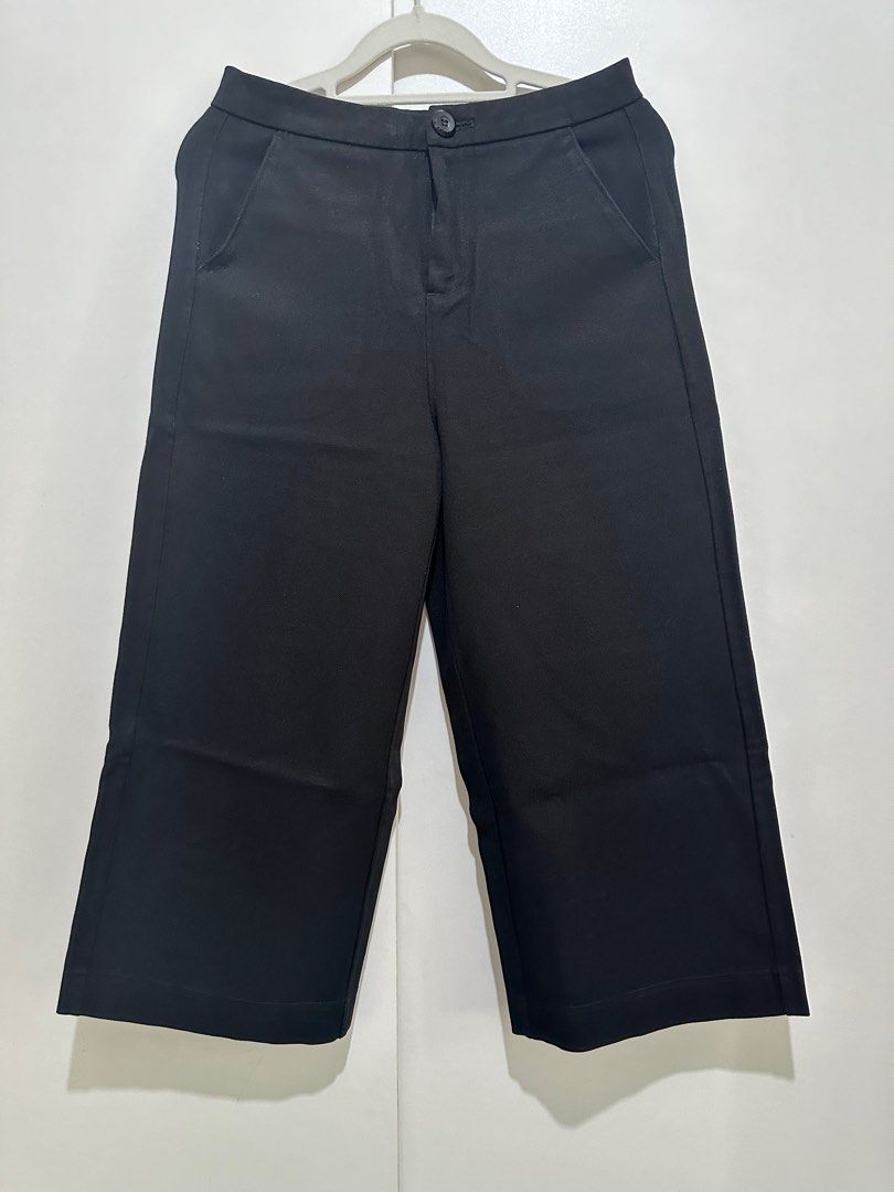 Unbranded stretched black cullotes (thick) (Category: Other Bottoms) located in Mandaluyong City. Submitted by secondsnlabels (Listing ID 1353445693, Image 1). Description: VGC Very good quality material thick and stretchy Girodano type sleek style Can fit up to medium.