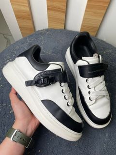 (Category: ) located in . Submitted by signatureshoesandbags (Listing ID 1353752457, Image 1). Description: .