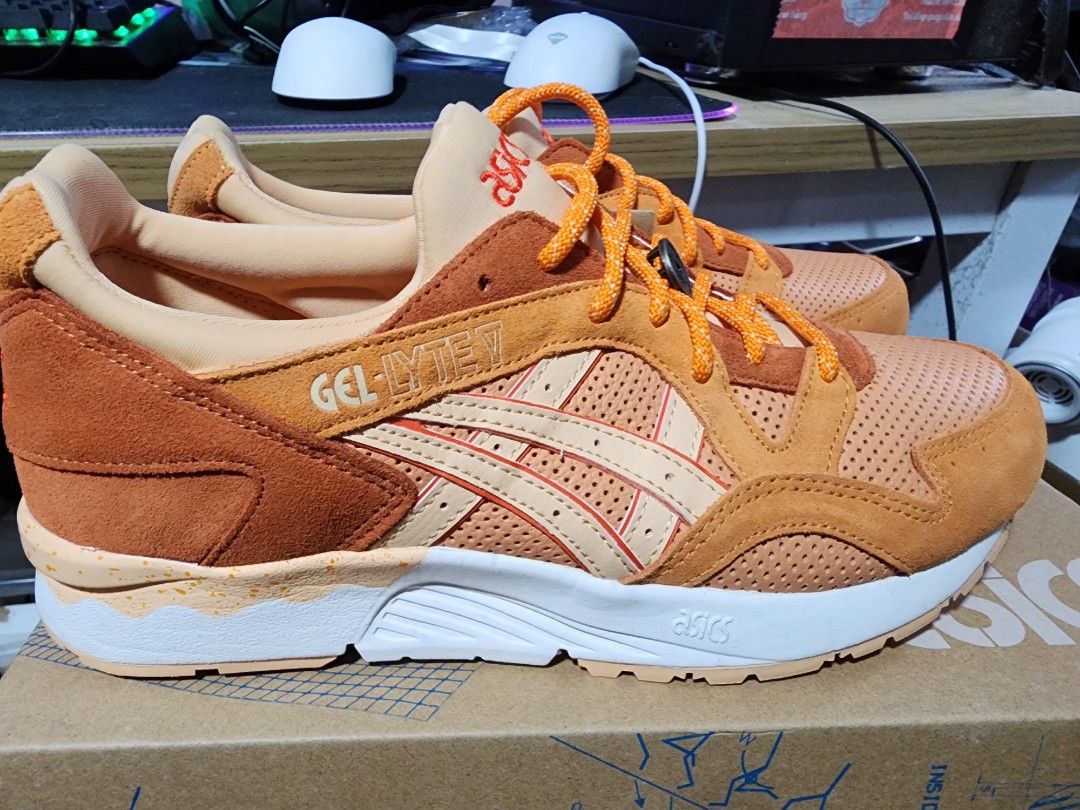 Asics gel lyte v (Category: Sneakers) located in Singapore. Submitted by taengooyah (Listing ID 1353772676, Image 1). Description: take both 190. meetup only.