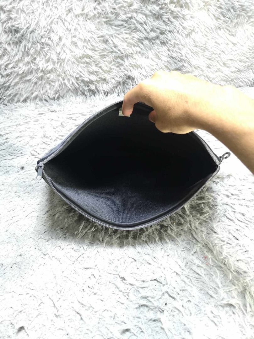 Black Tablet Pouch Bag (Category: Laptop Bags & Sleeves) located in Santa Cruz. Submitted by jmy_surplus.2 (Listing ID 1353741638, Image 3). Description: Size ; L - 9 W - 13 Color ; Black Type ; Tablet pouch Bag Brand ; No brand Material ; nylon Style ; Black Tablet Pouch Bag LR 110 JMY 4.
