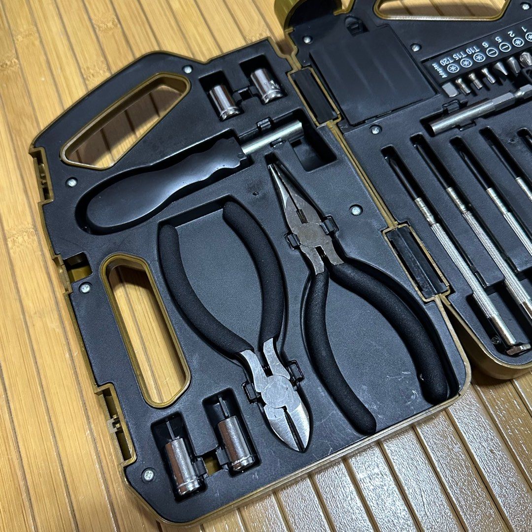 CALTEX Delo Tool Set (Category: Construction Tools & Equipment) located in Pasig City. Submitted by decluttertrends (Listing ID 1353634286, Image 3). Description: -complete emergency tool set -brand new never used -rfs: need funds.