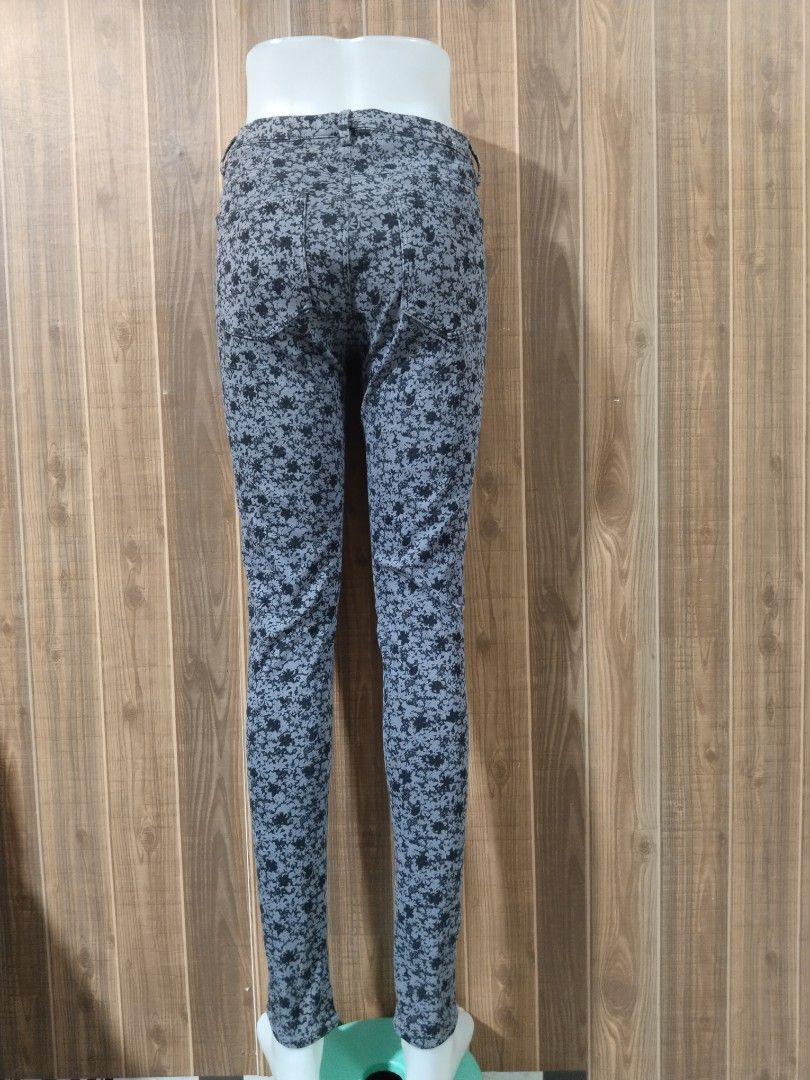 Cotton pants for ladies (Category: Jeans) located in Cavite. Submitted by virginiacubero08 (Listing ID 1353651105, Image 2). Description: cotton pants/jeggings size M length 38" stretchable very good condition branded.