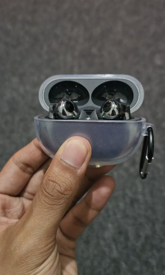 Huawei Freebuds Pro 2 (Category: Earphones) located in Mandaluyong City. Submitted by rndm.stuff (Listing ID 1353746145, Image 2). Description: 👉RFS: Spare earbuds, like new 👉Free Case.