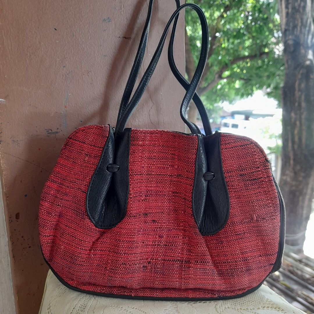 Kisslock (Japan) Handbag (Category: Purses & Pouches) located in Pasig City. Submitted by titadnz (Listing ID 1353628426, Image 1). Description: -its preloved Japan kisslock - no brand but genuine pebbled leather mix with fabric-see images -Has minimal signs of used usable and presentable. -Mini kisslock, small wallet and cp kasya -See images.