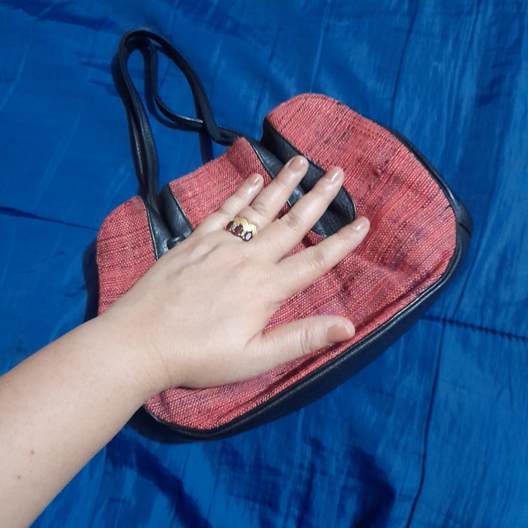 Kisslock (Japan) Handbag (Category: Purses & Pouches) located in Pasig City. Submitted by titadnz (Listing ID 1353628426, Image 2). Description: -its preloved Japan kisslock - no brand but genuine pebbled leather mix with fabric-see images -Has minimal signs of used usable and presentable. -Mini kisslock, small wallet and cp kasya -See images.