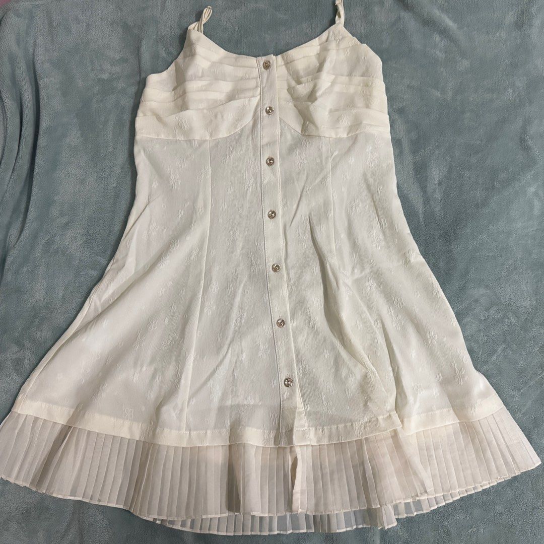 LOVITO Floral Dress (Category: Dresses) located in Talisay. Submitted by hrtyyy (Listing ID 1353774941, Image 1). Description: LOVITO Floral Dress Size L Used once No flaws ₱300.