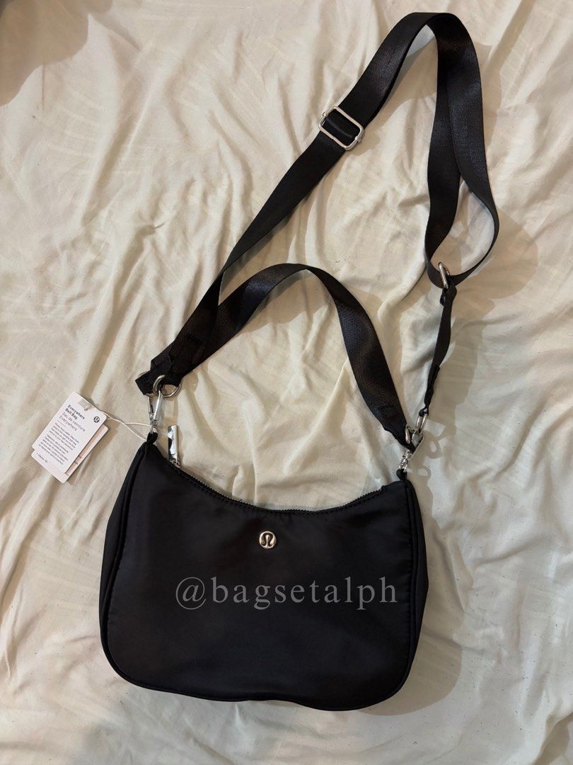 Lululemon Mini Shoulder Bag 3L (Brand new) (Category: Cross-body Bags) located in Quezon City. Submitted by bagsetal (Listing ID 1353628758, Image 2). Description: .